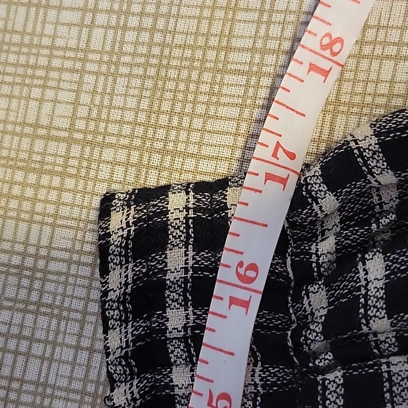 Plaid black and white skirt - Picture 3 of 3